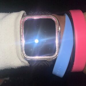 Hi my name is Taron and I’m selling an Apple Watch SE